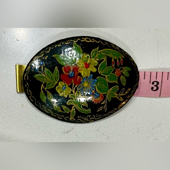 Vintage hand-painted black Russian lacquer wood brooch. roses bouquet, EUC - Picture 4 of 7